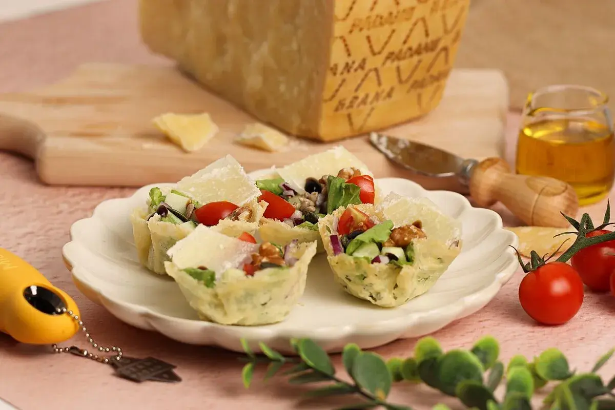 Cestas crujientes de queso **Grana Padano DOP** rellenas de ensalada fresca, tomates y nueces.