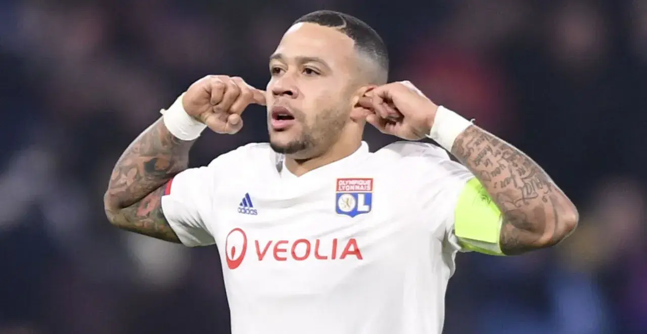 Memphis Depay w koszulce Olympique Lyon, z charakterystycznym gestem. Jego obecne drużyny to FC Barcelona i reprezentacja Holandii.