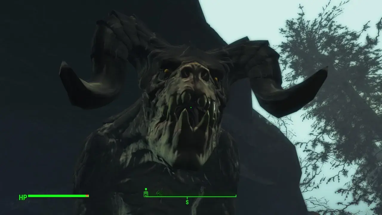 Groźny deathclaw z rogami i ostrymi zębami, czający się w mrocznym lesie.