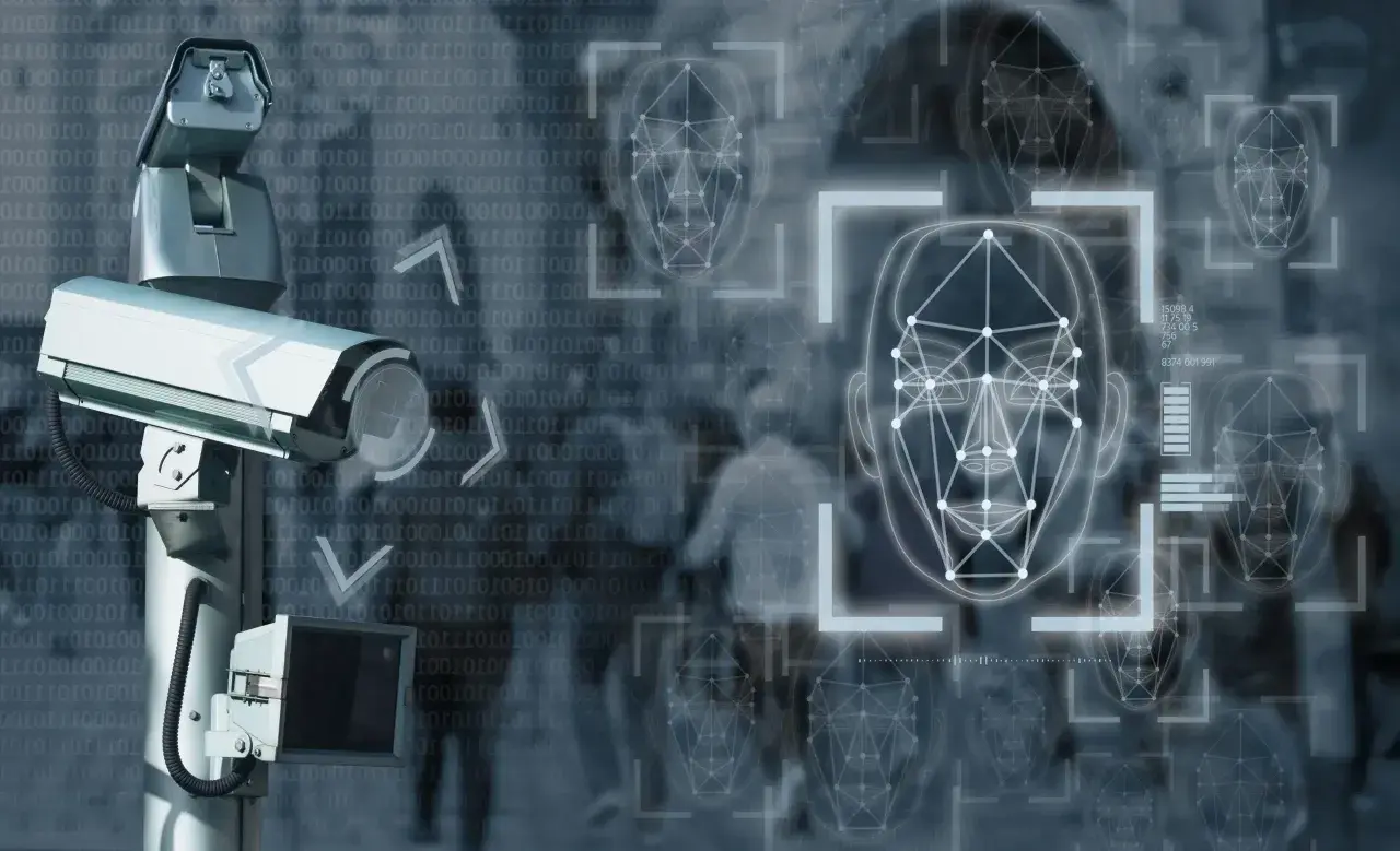 Caméra de surveillance avec analyse faciale. Des visages numérisés apparaissent sur fond de code binaire.