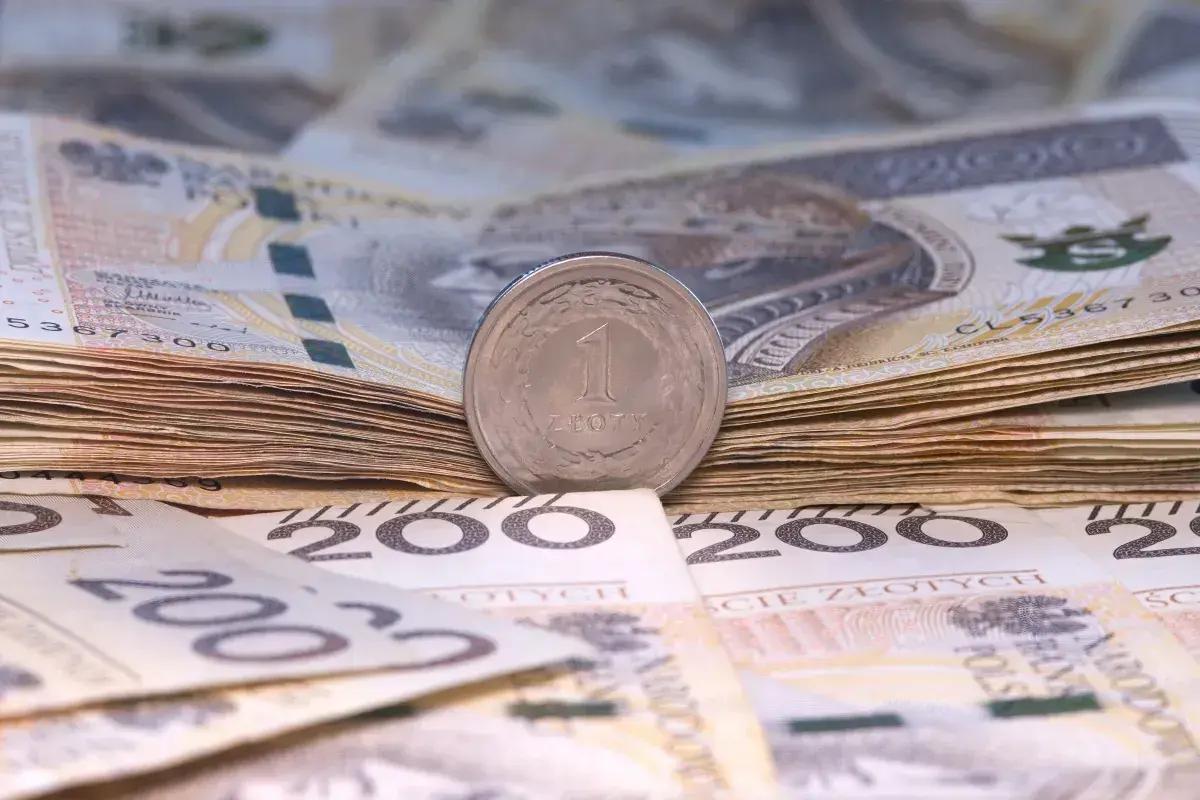 Stos banknotów 200 zł i 1 złoty. Zastanawiasz się, ile zarabia praktykant?