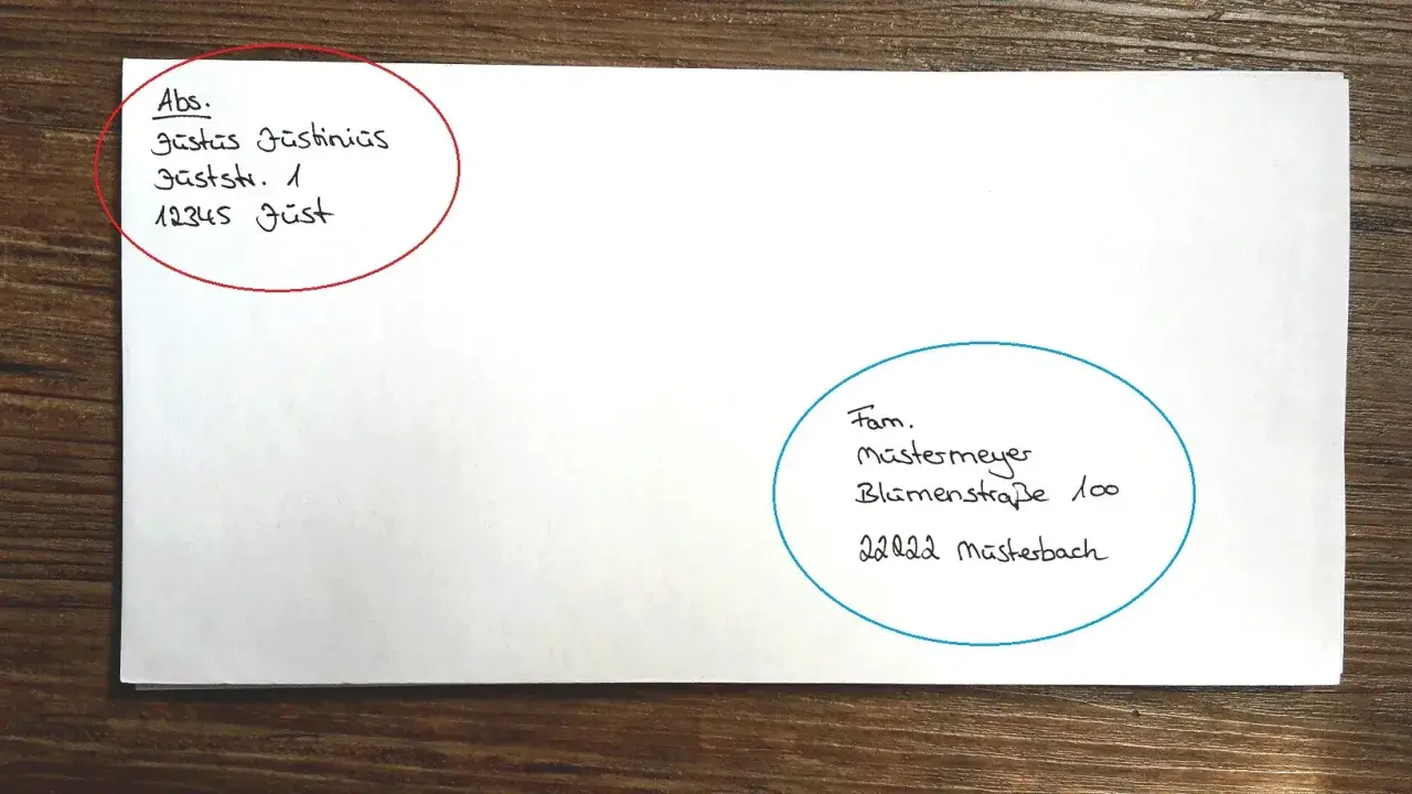 Absender und Empfänger sind auf dem Umschlag notiert. Was muss auf einen Brief? Name, Straße, Ort und Postleitzahl für beide Adressaten.
