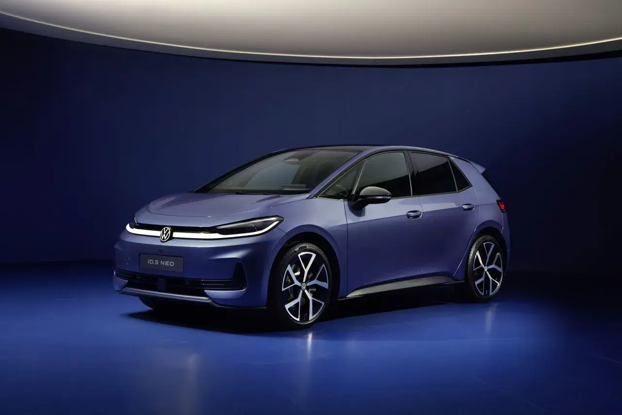 Niebieski VW ID.3 Neo prezentuje nowoczesny design, z charakterystycznym pasem LED i aerodynamiczną sylwetką.