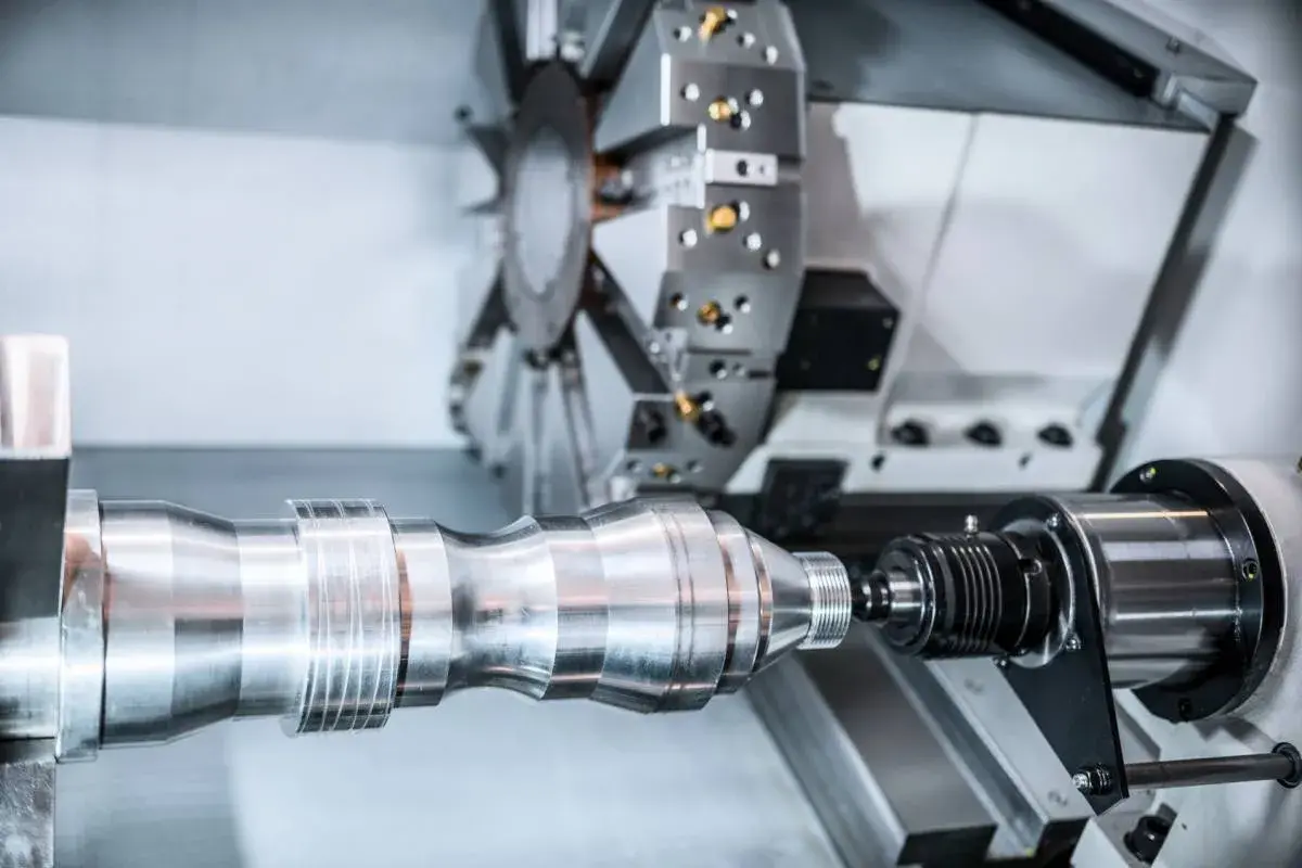 Precyzyjny proces technologiczny wałka w nowoczesnej maszynie CNC.