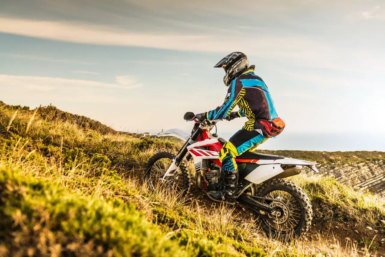 Czym się różni cross od enduro? Kluczowe różnice, które musisz znać