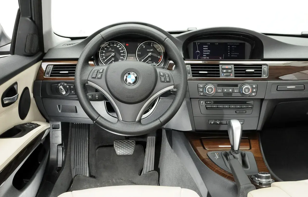 BMW E90 330d - doskonały wybór czy pułapka? Oto najważniejsze informacje.
