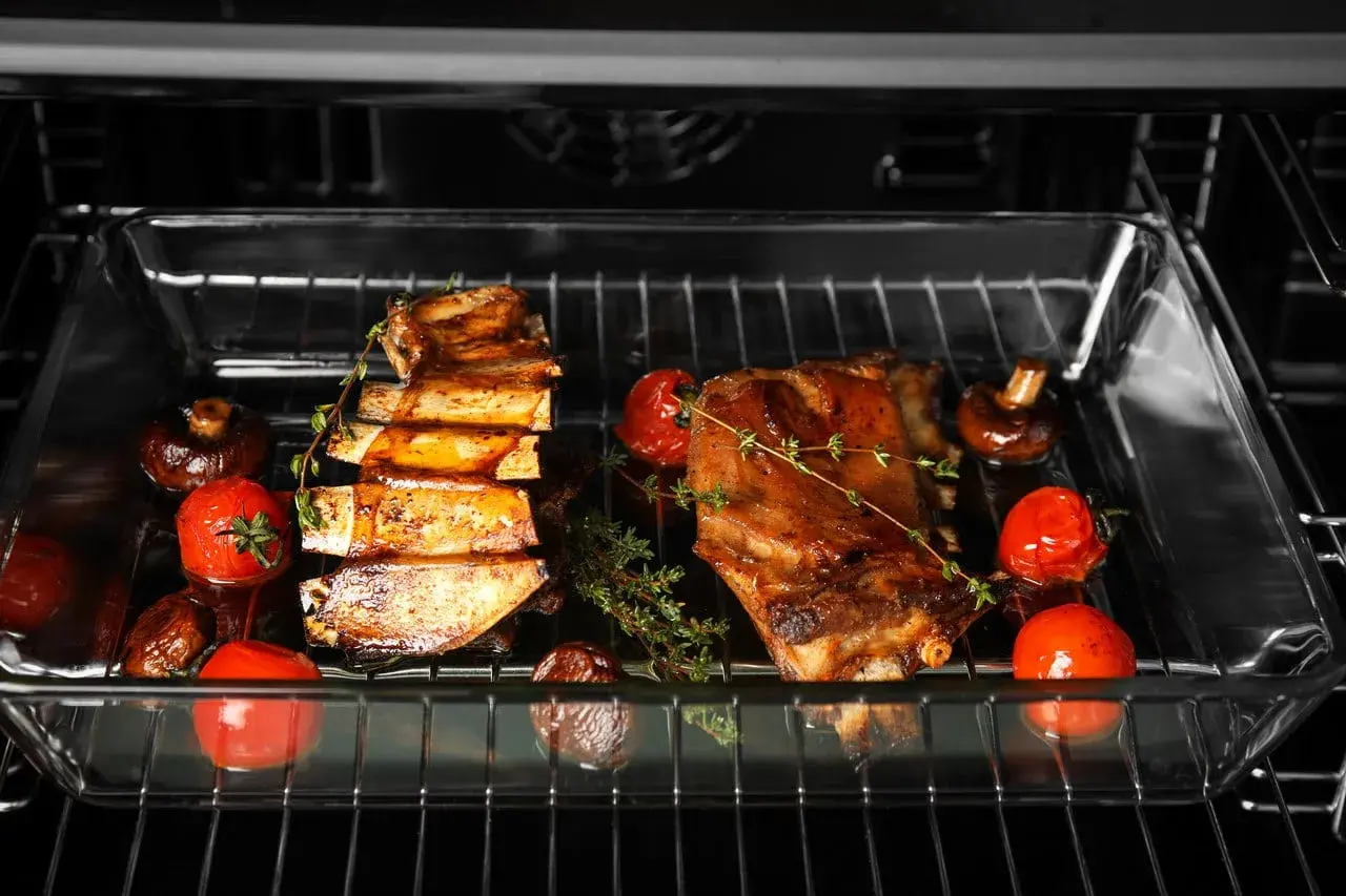 Żeberka z pomidorkami i grzybami pieczone w piekarniku z funkcją grill.