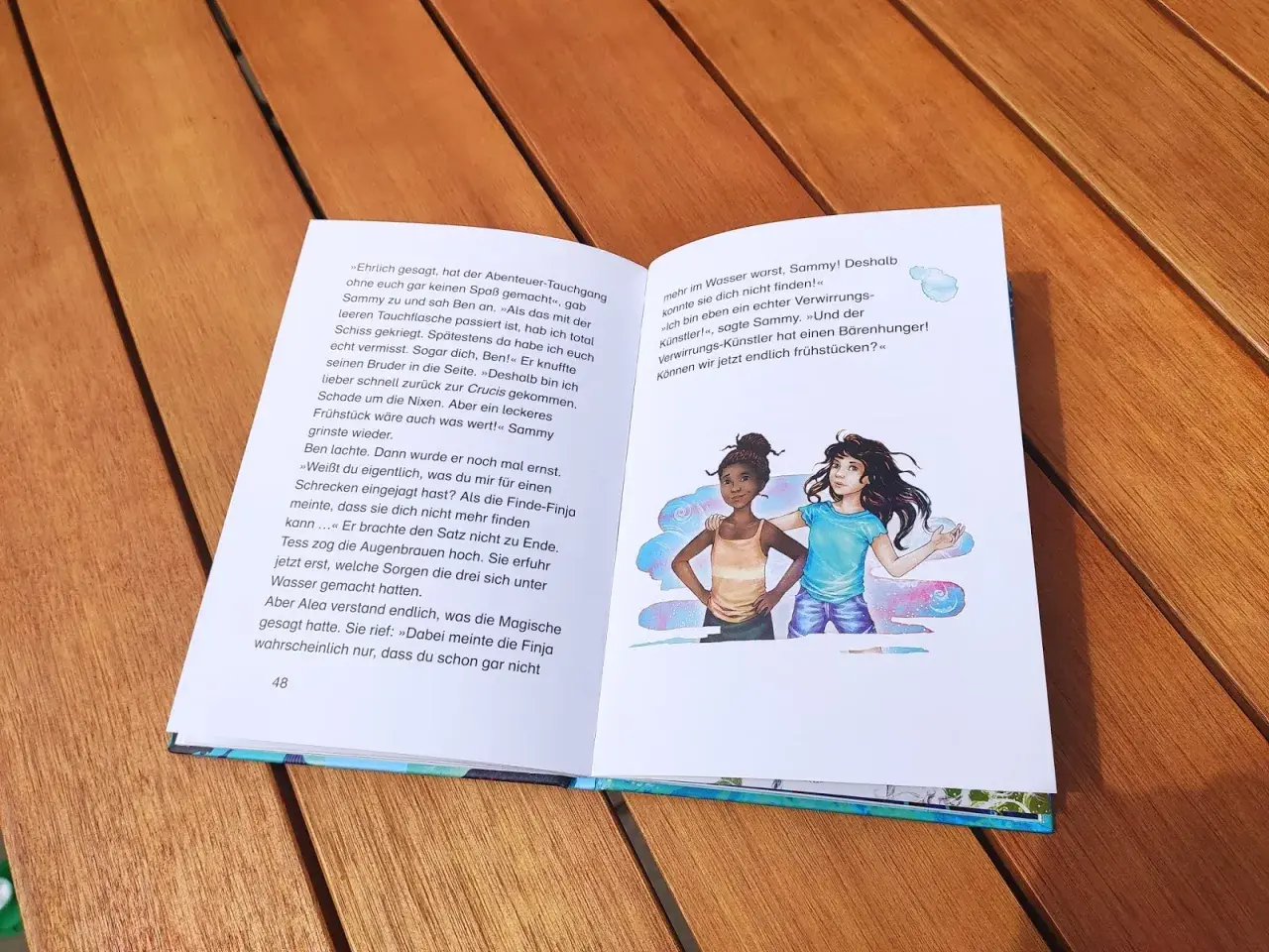 Zwei Mädchen auf einer Buchseite, die über das Abenteuer von Alea Aquarius und die Reihenfolge der Ereignisse spricht.
