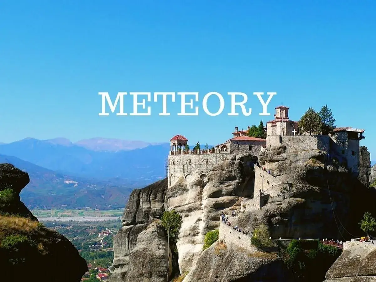 Skaliste klasztory Meteory w Grecji, wpisane na listę UNESCO, górują nad doliną.