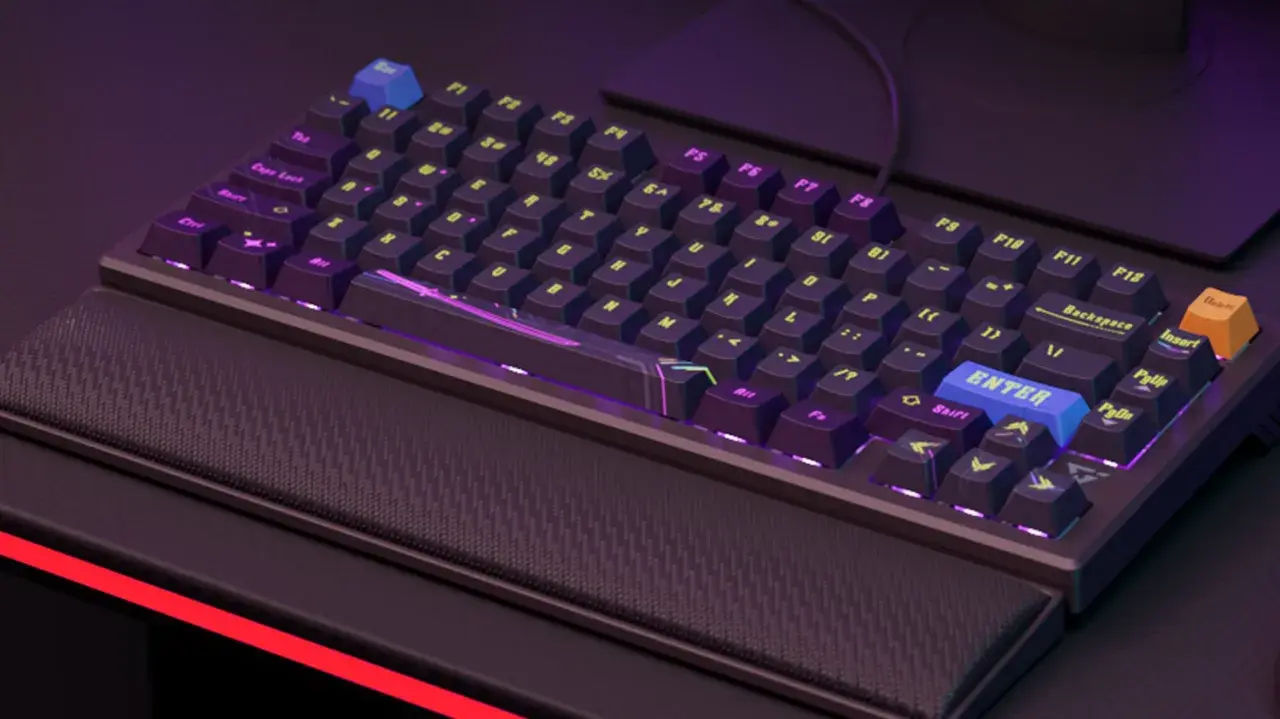 Klawiatura gamingowa z podświetleniem RGB, klawiszem Enter w kolorze niebieskim i pomarańczowym Delete. Styl nordic.