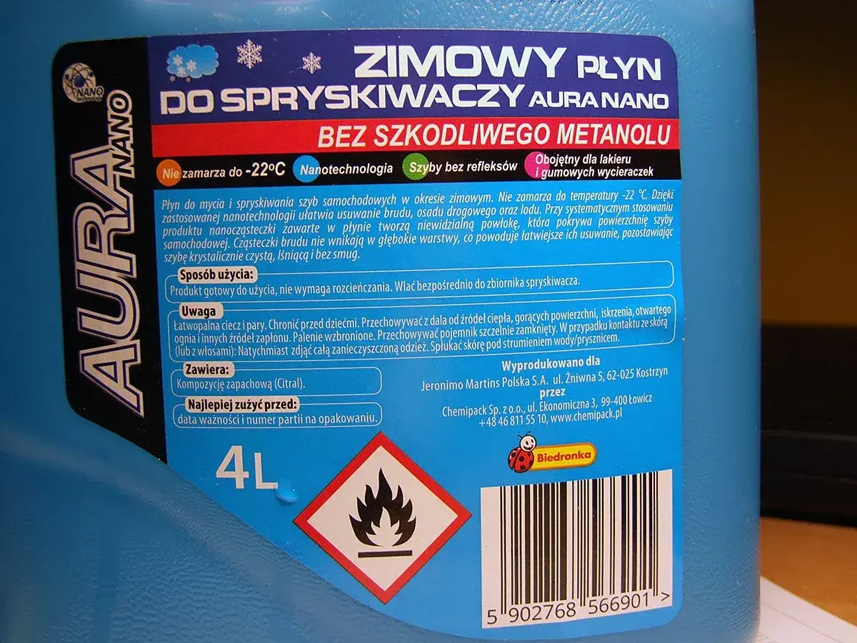 Zimowy płyn do spryskiwaczy Aura Nano bez metanolu. Jego skład to nanotechnologia ułatwiająca czyszczenie szyb. Pojemność 4L.
