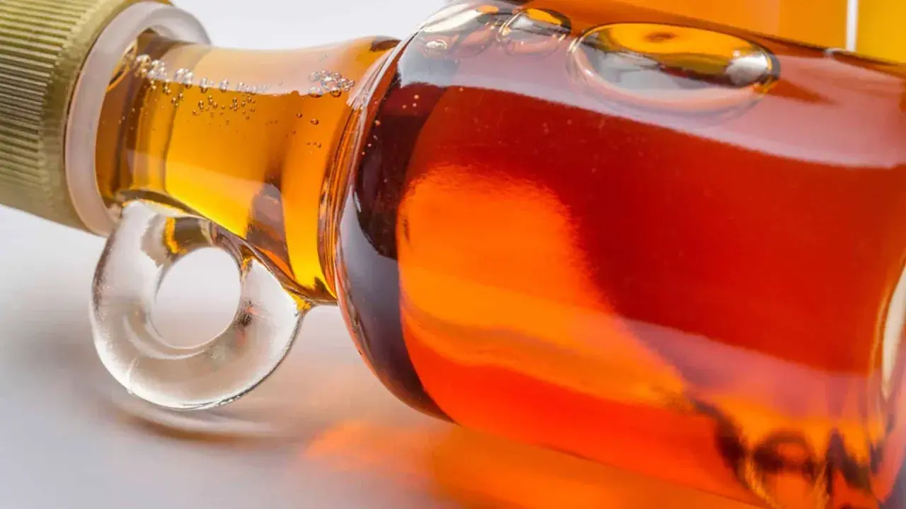 Nahaufnahme einer Flasche mit goldenem ahornsirup baby.