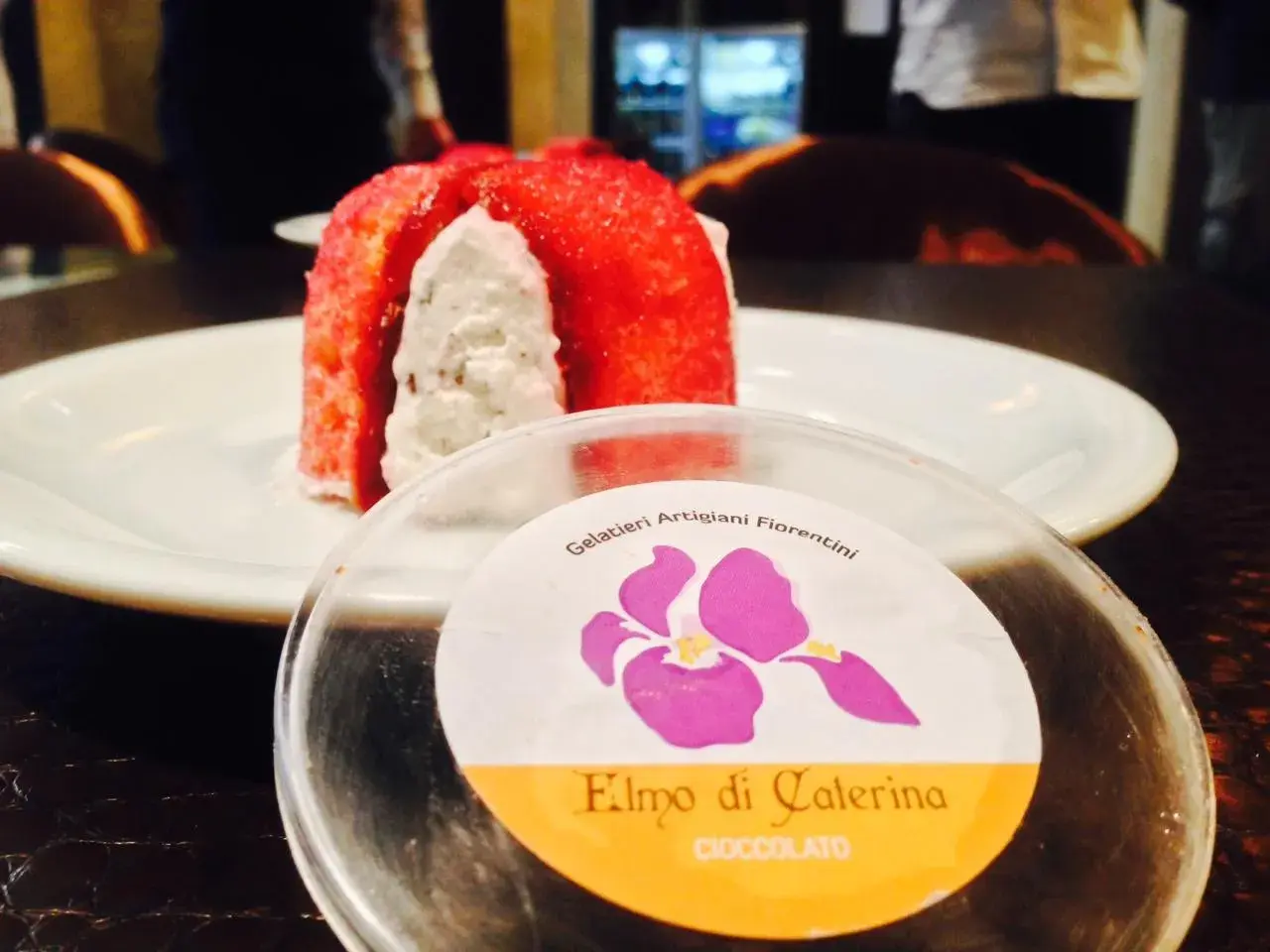 Delizioso zuccotto fiorentino, un dolce artigianale con ripieno cremoso e copertura rossa, pronto per essere gustato.