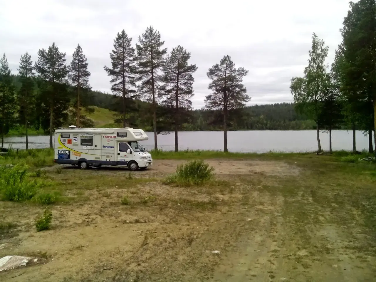 Kamper w Finlandii nad jeziorem, otoczony sosnami. Idealne miejsce na spokojny wypoczynek.