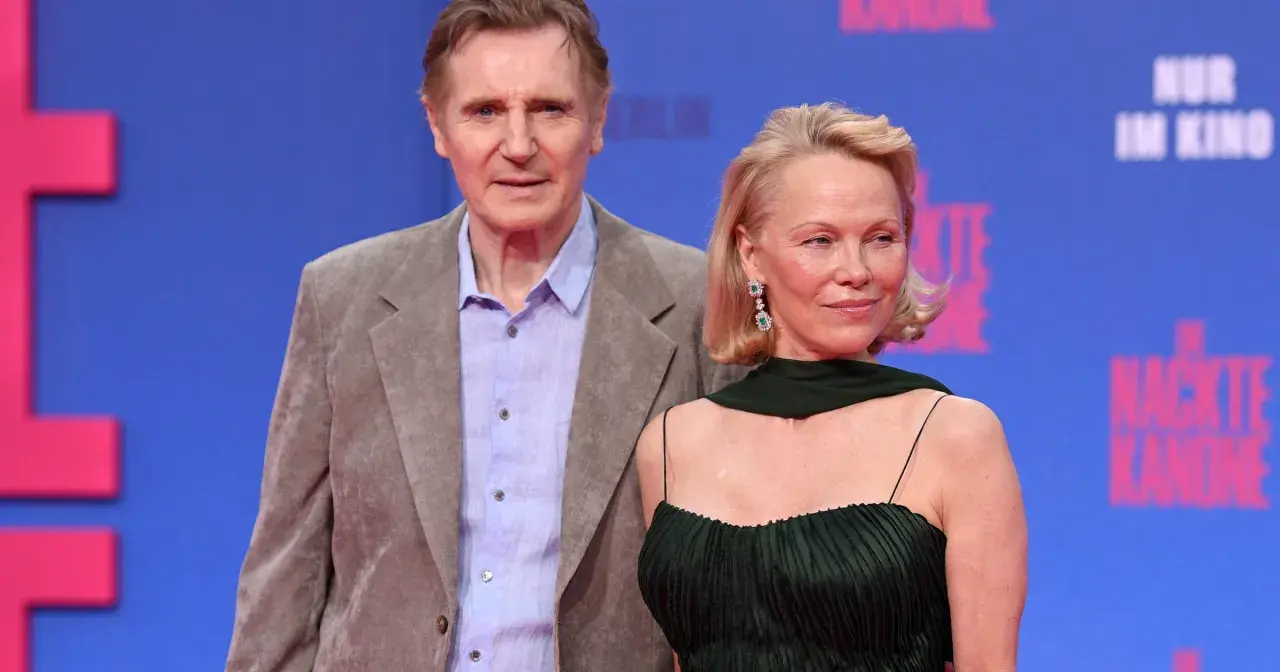 Liam Neeson i Pamela Anderson na czerwonym dywanie.