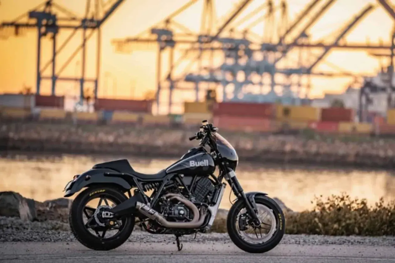 Buell super cruiser negra, lista para la aventura portuaria al atardecer.