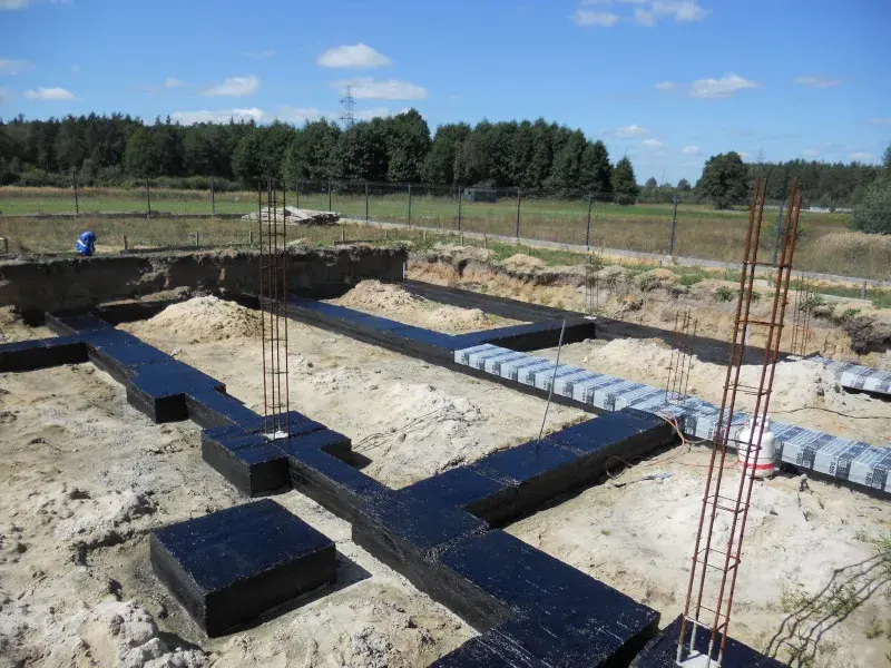 Jak zabezpieczyć fundamenty na zimę, aby uniknąć kosztownych uszkodzeń