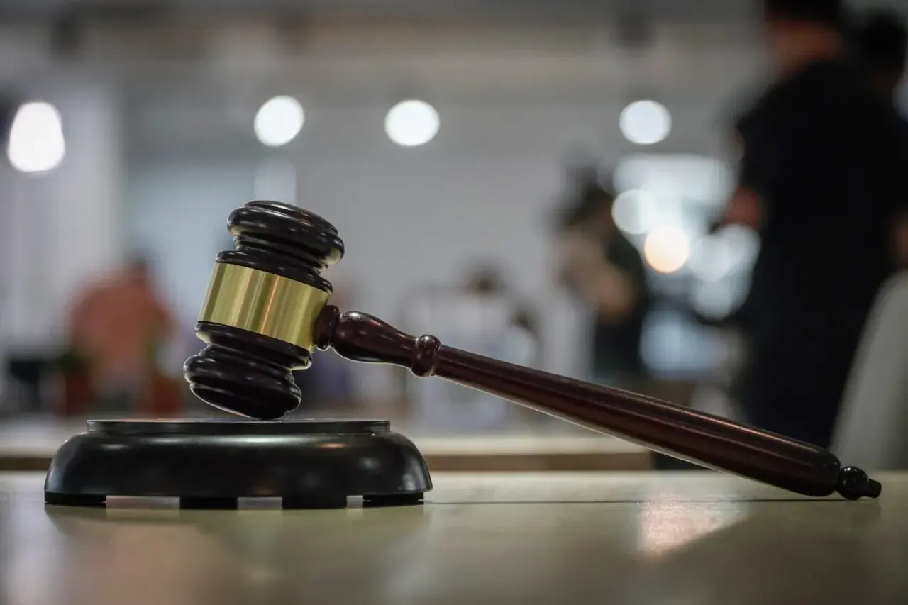 Sąd arbitrażowy: Szybka alternatywa? Poznaj wady i zalety!