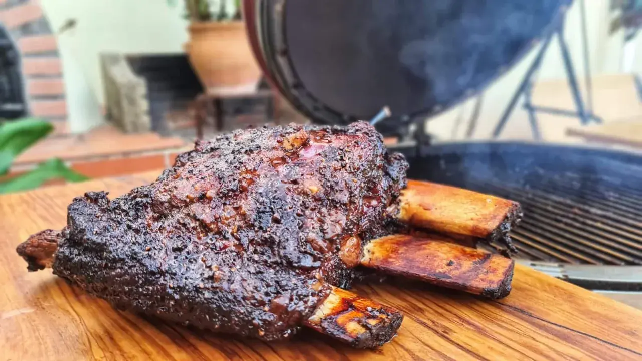 Côte de bœuf Black Angus fumée, juteuse et caramélisée, prête à être dégustée.