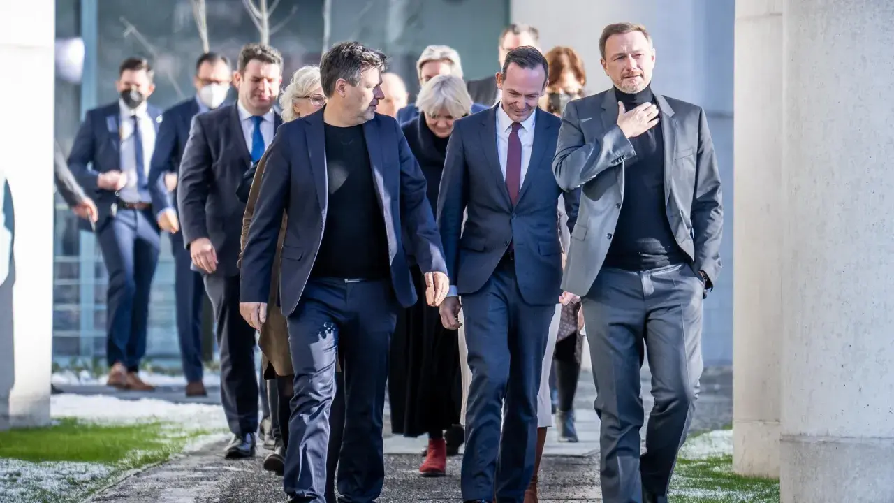 Politiker der FDP Koalition gehen gemeinsam.
