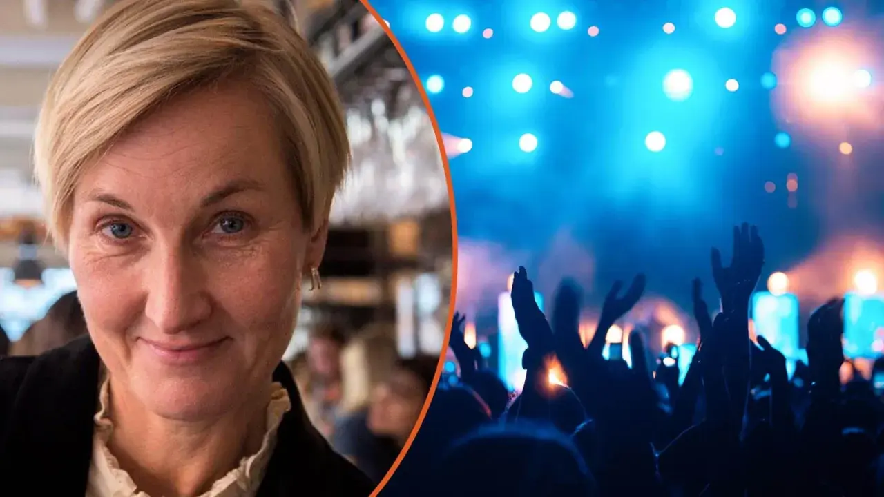 Christel Tholse Willers, en kvinna med kort blont hår, ler mot kameran. Till höger syns en publik med uppsträckta händer på en konsert.