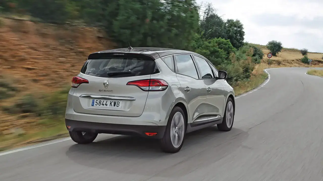 Renault Scenic plateada en carretera. El motor 1.7 dci 150cv puede presentar problemas, pero este coche parece rodar sin ellos.