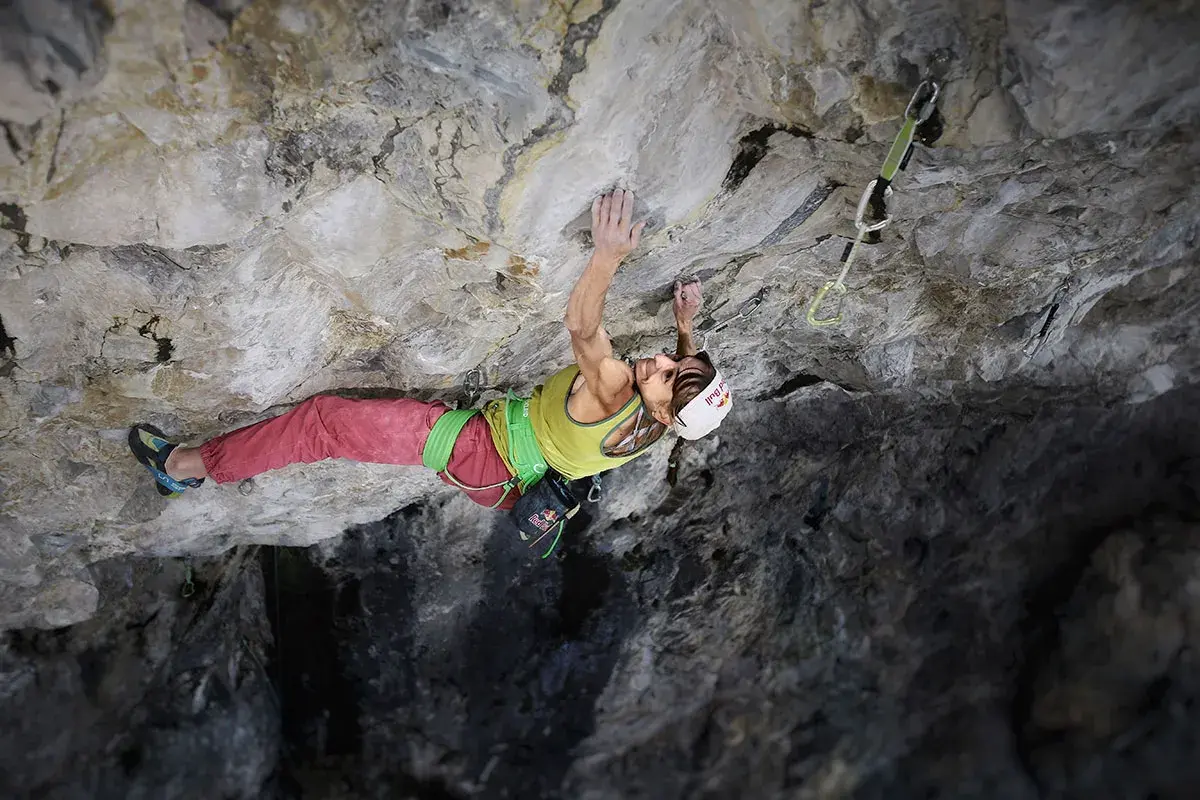 Angela Eiter, grimpeuse autrichienne, défie la gravité sur une paroi rocheuse. Sa concentration est palpable.