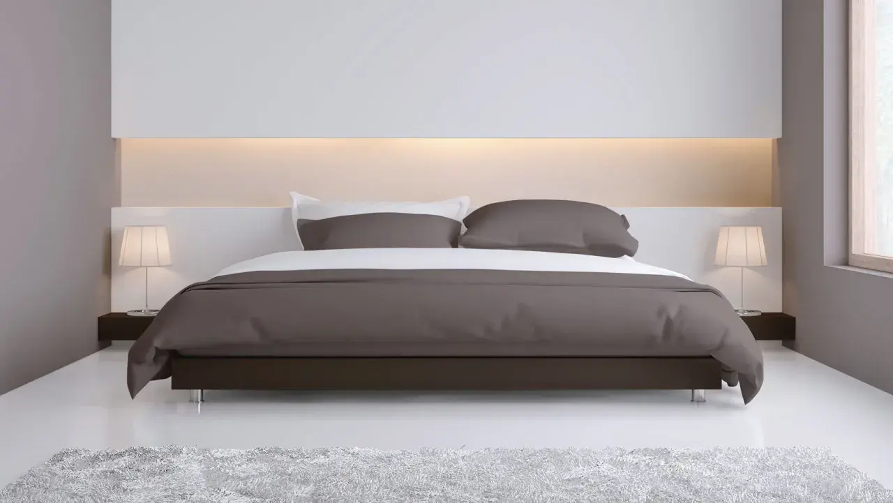 Elegante camera da letto con letto moderno e testata letto cartongesso illuminata, comodini con lampade e tappeto soffice.