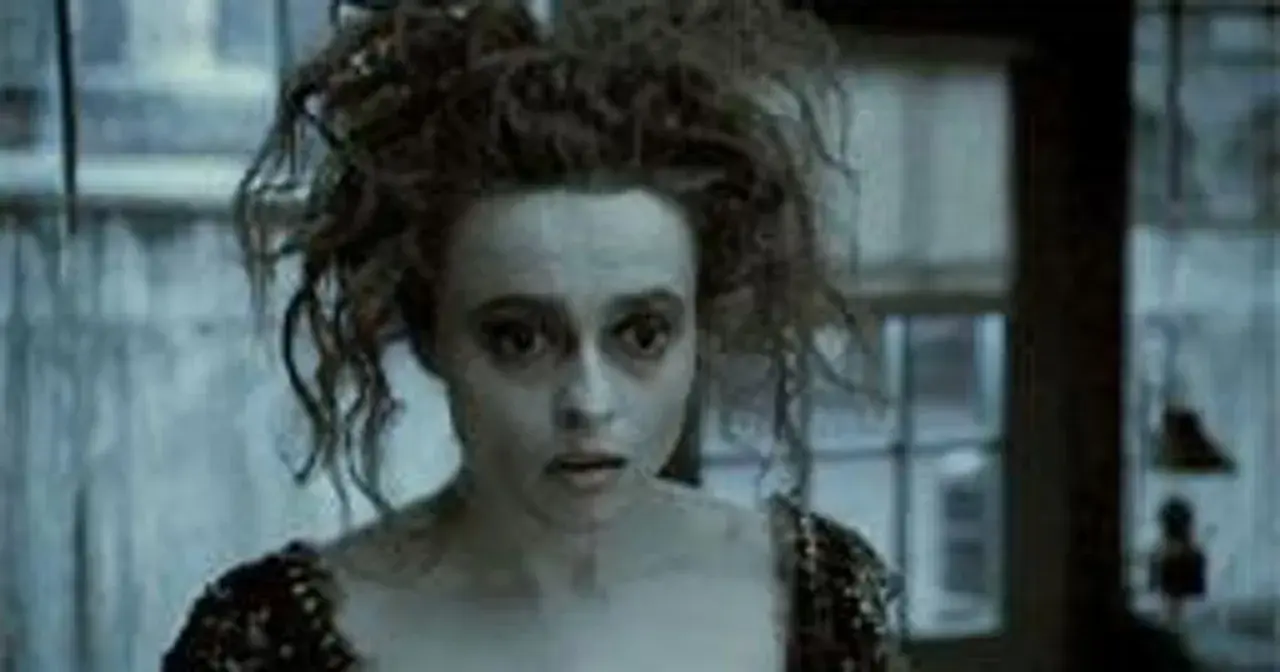 Helena Bonham Carter jako Bellatrix Lestrange w Harry Potterze, z rozczochranymi włosami i przerażonym wyrazem twarzy.