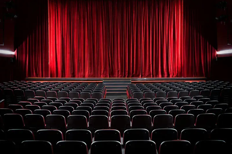 Ile zarabia inspicjent w teatrze? Fakty, które musisz znać