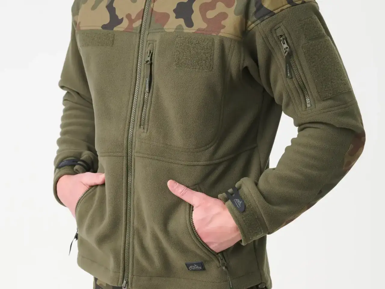 Męska bluza Helikon Infantry w kolorze oliwkowym, z kamuflażem na ramionach i łokciach. Praktyczna, z wieloma kieszeniami.