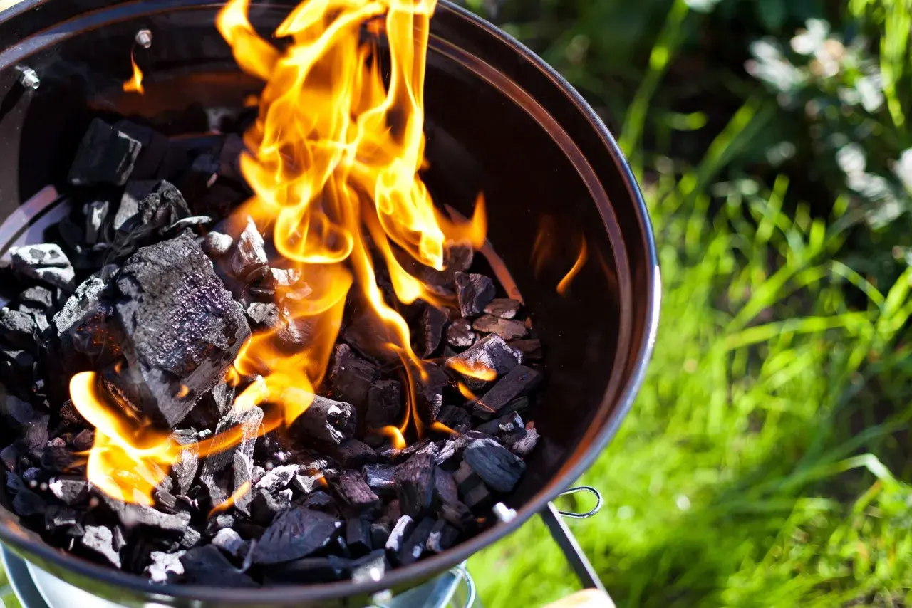 Les flammes dansent sur le charbon, signe que le barbecue est prêt. Voici comment allumer un barbecue pour un repas en plein air.