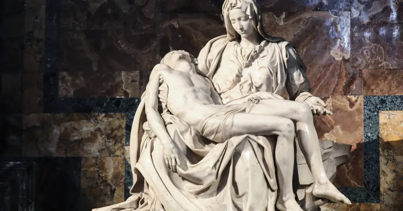 Pieta Michała Anioła, arcydzieło rzeźby, przedstawia Matkę Boską trzymającą martwe ciało Chrystusa.