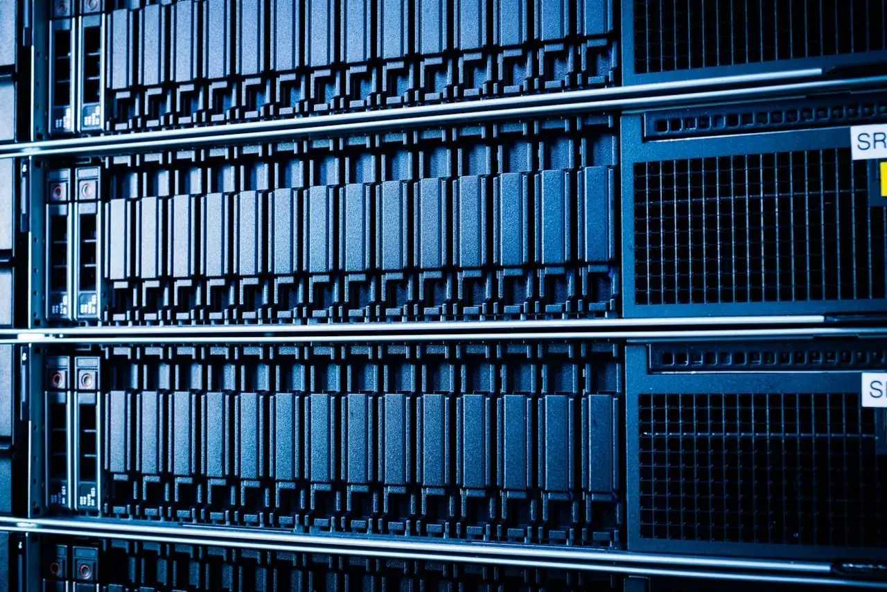 Rangées de serveurs informatiques bleus, une infrastructure de données impressionnante, prête pour le stockage et le traitement.