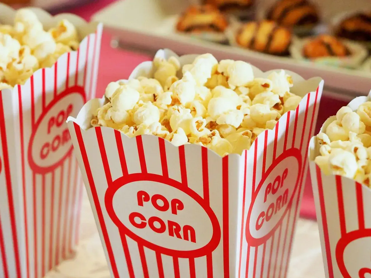 Pyszny popcorn w kubeczkach z napisem "POP CORN". Zastanawiasz się, czy pies może jeść popcorn? Lepiej nie ryzykuj!