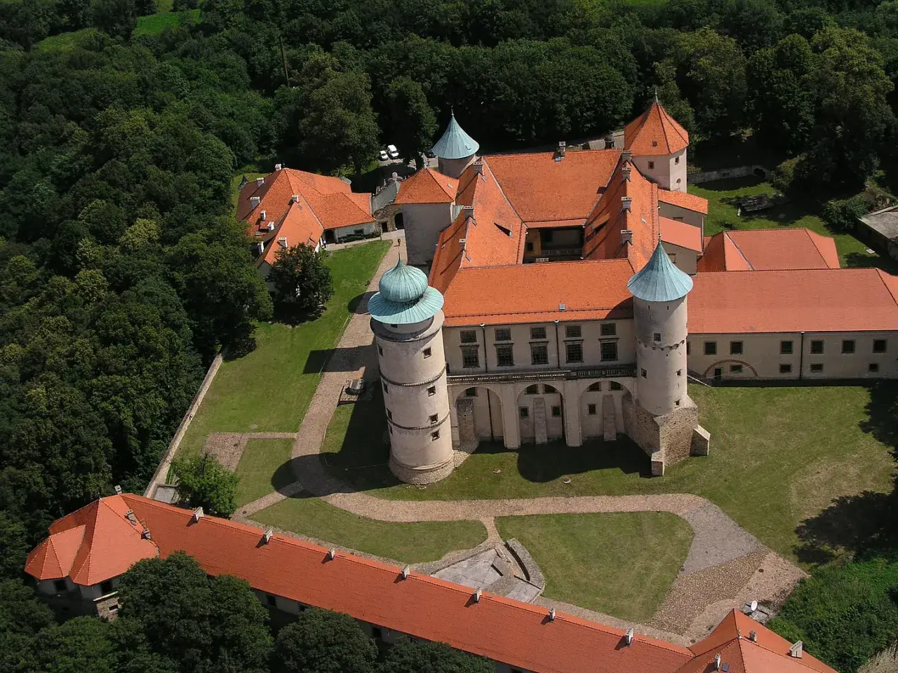 Zamek w Wiśniczu z lotu ptaka. Ciekawostki o jego historii i architekturze zachwycają.