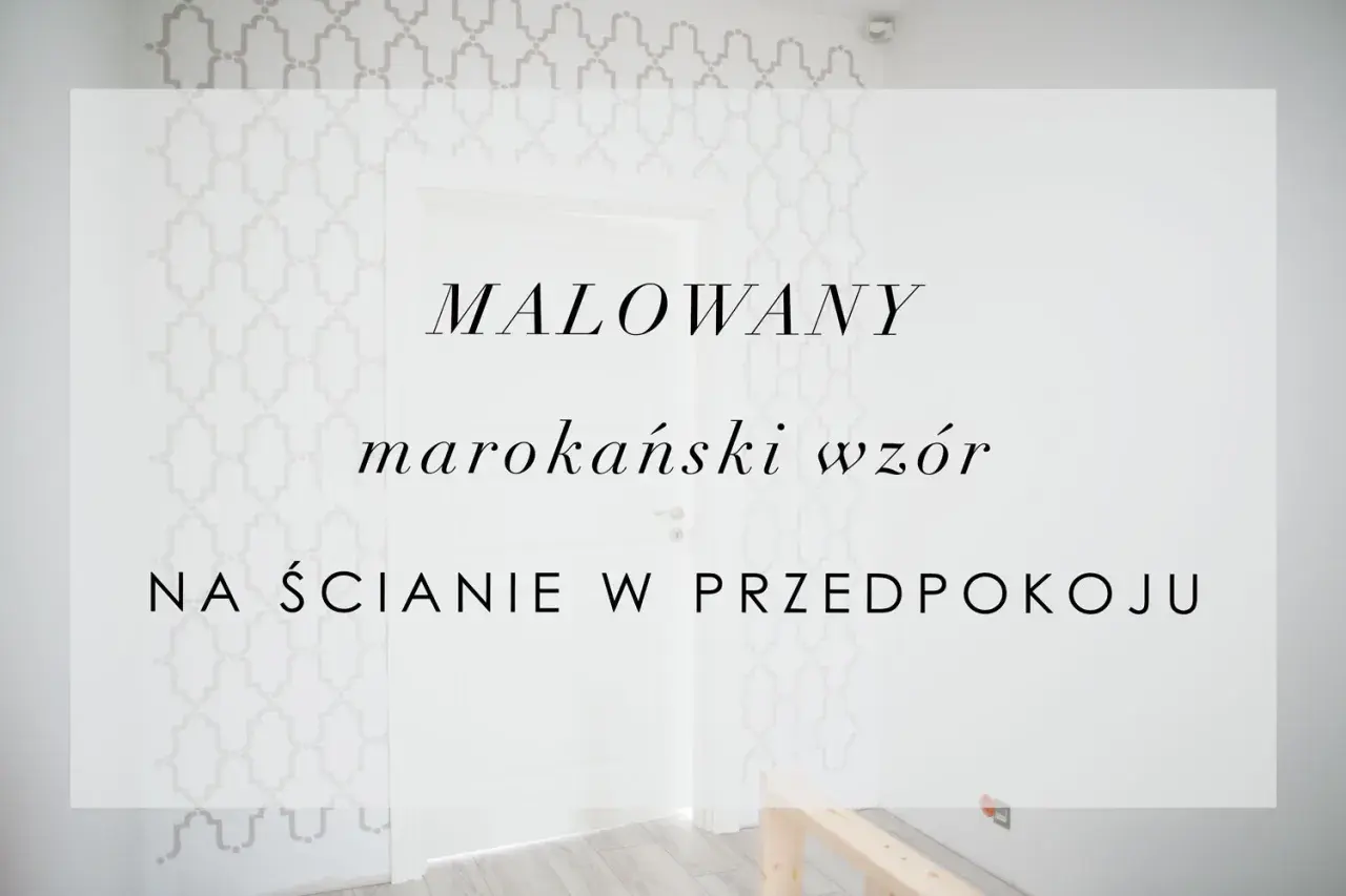 Malowany marokański wzór na ścianie w przedpokoju. Delikatny, geometryczny motyw dodaje elegancji.