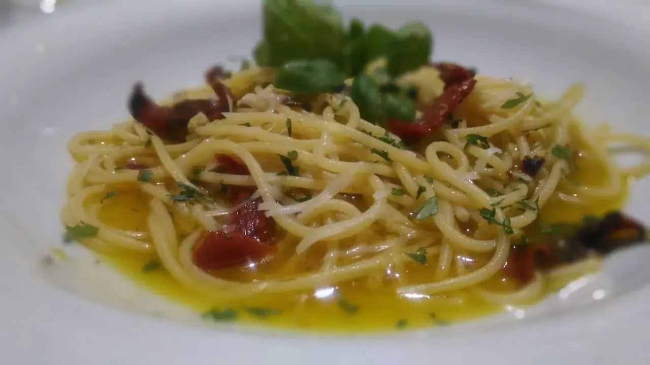 Spaghetti alla carrettiera conditi con pomodori secchi, aglio, peperoncino e basilico fresco, un piatto semplice ma gustoso.