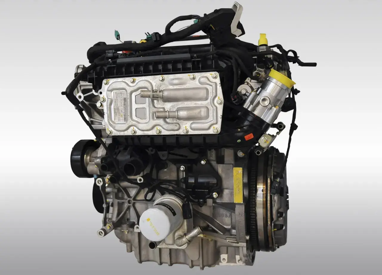 Silnik 1.5 EcoBoost, często chwalony w opiniach za dynamikę i oszczędność. Widoczny na zdjęciu z licznymi przewodami i elementami.