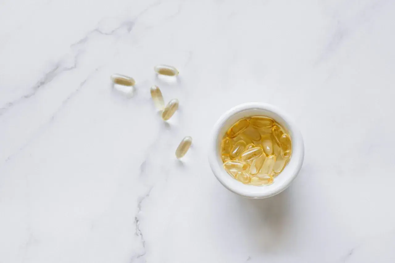 Gelkapseln, die Quercetin enthalten könnten, liegen auf Marmor.