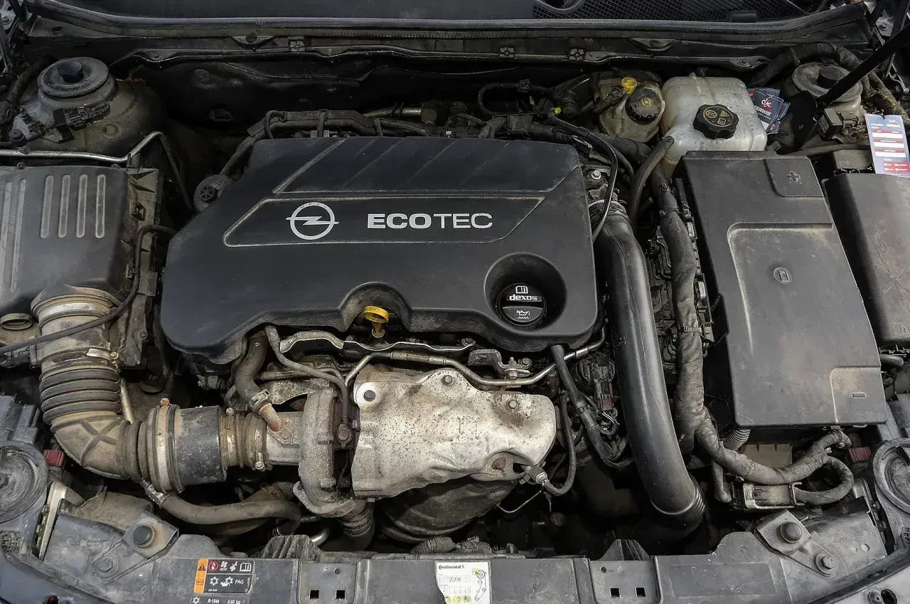 Silnik Opla Ecotec. Widoczne elementy układu dolotowego i turbosprężarki. Objawy uszkodzonej poduszki silnika mogą być różne.