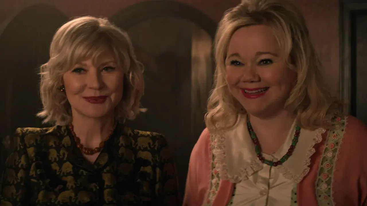 Uśmiechnięte twarze aktorek z "Chilling Adventures of Sabrina obsada". Jedna w żakiecie w słonie, druga w różowym kardiganie.