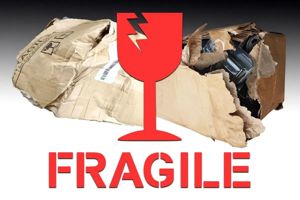 Emballage déchiré et froissé, symbole de verre brisé, indiquant un produit abîmé après déballage.