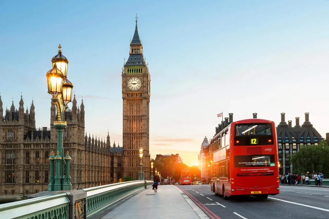 Solnedgång över London med Big Ben och röda dubbeldäckare. Här är några fakta om London.