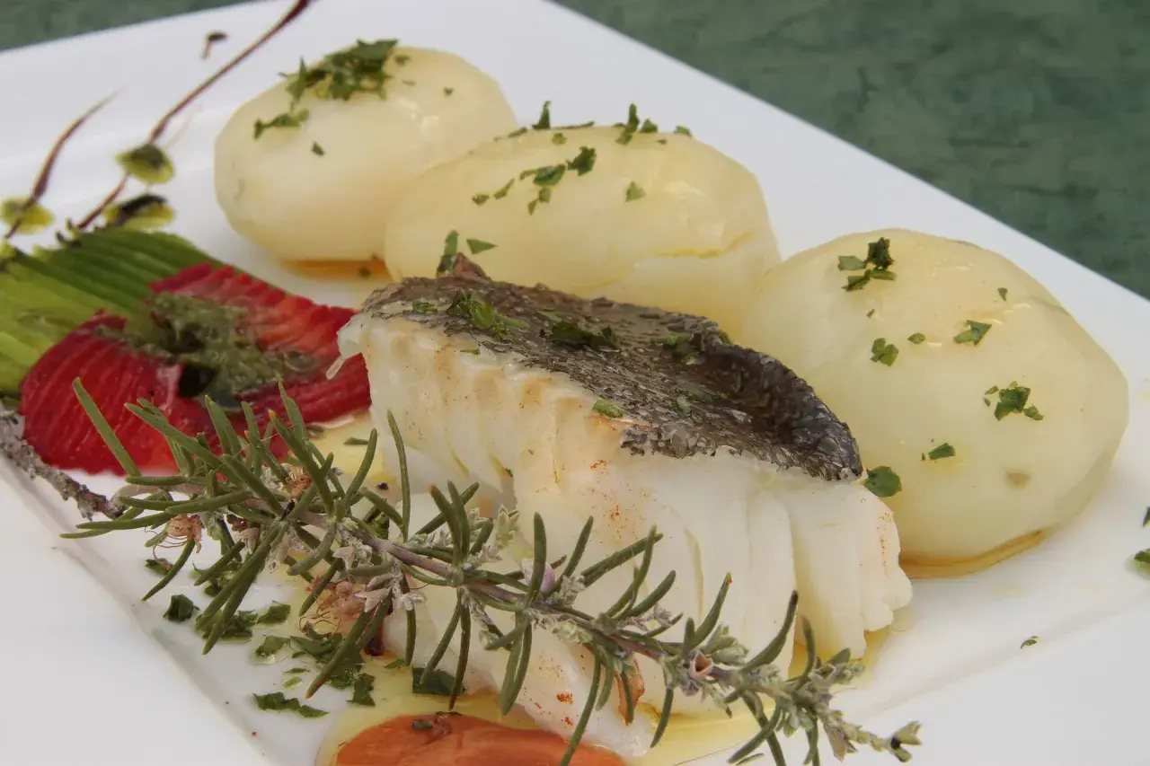 Filete de bacalao desalado con patatas, espárragos y romero. Descubre las propiedades del bacalao desalado en este plato.