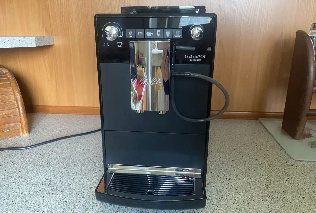 Czarny ekspres do kawy Melitta Latticia OT Series 600 z chromowanym dozownikiem.