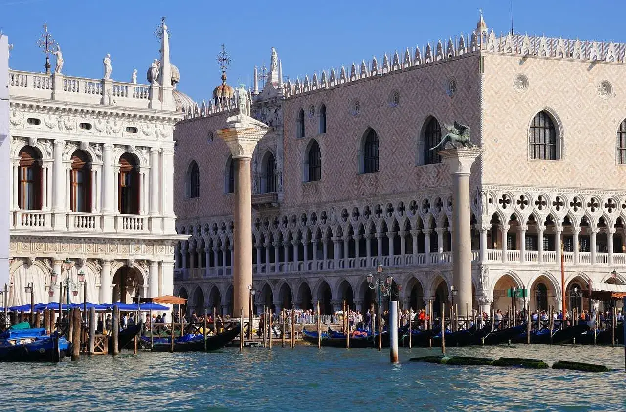 Gondoles amarrées devant le Palais des Doges, un monument emblématique de Venise. L'accès à certains sites touristiques de Venise est payant.
