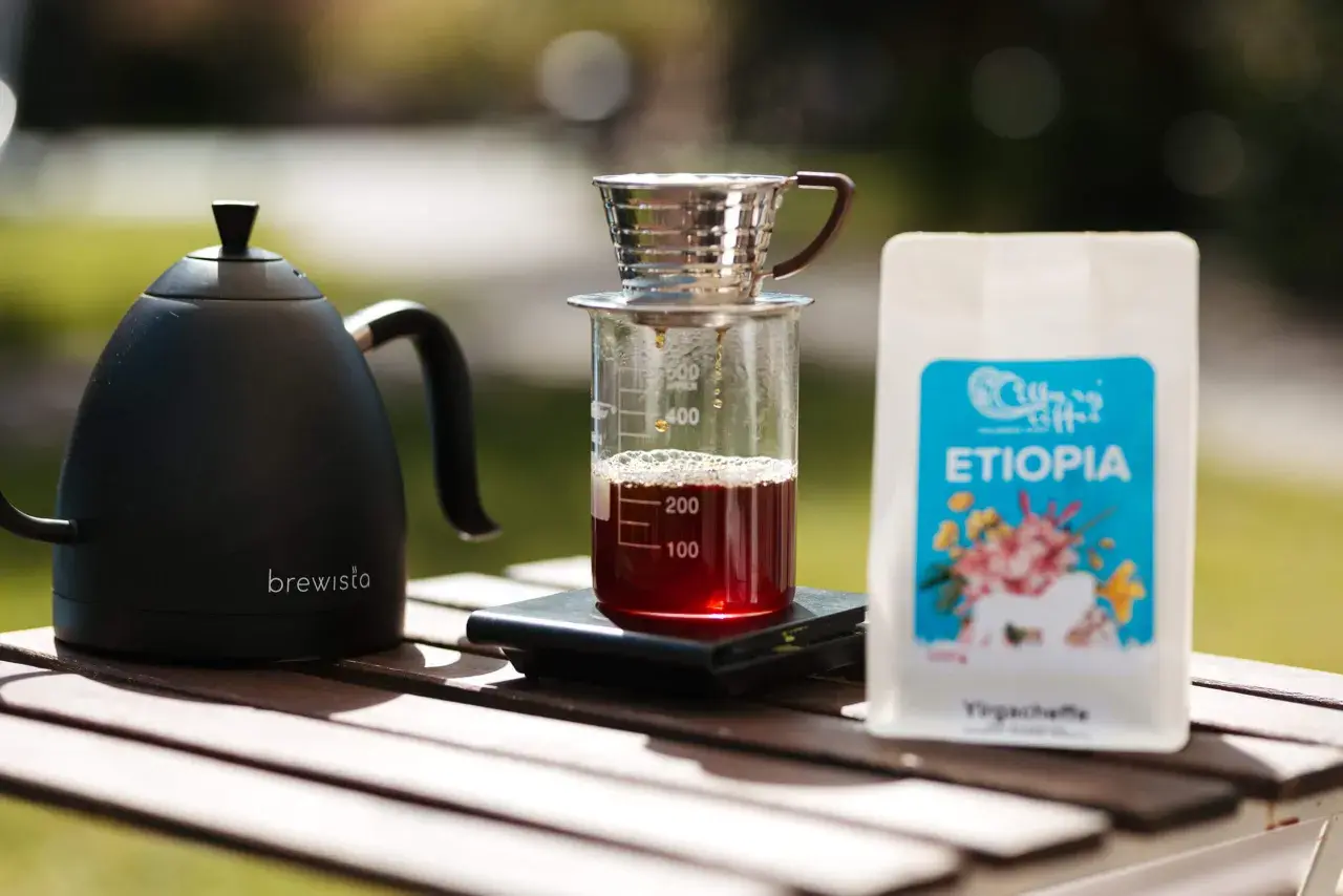 Kawa z Etiopii, Yirgacheffe, parzona metodą przelewową. Czy ta **acidity kawa co to znaczy**? To owocowa, cytrusowa nuta, która dodaje jej charakteru.