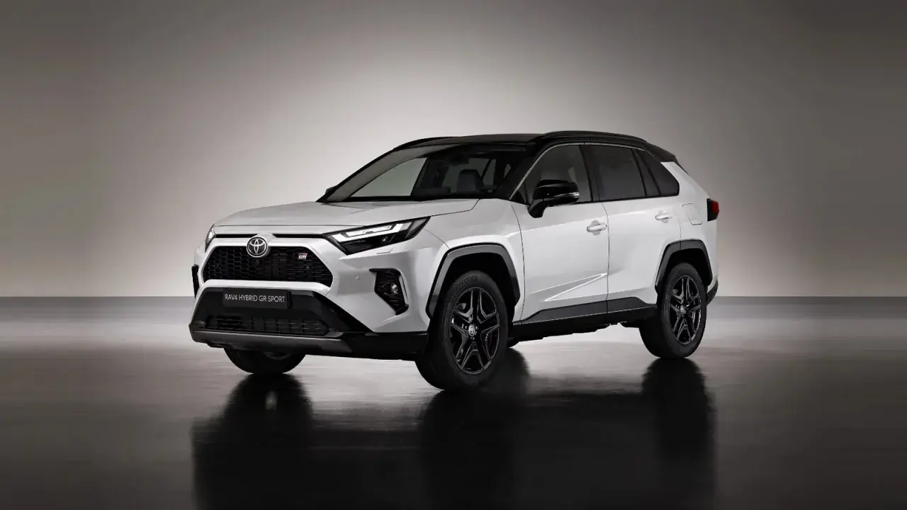 Biała, sportowa Toyota RAV4 Hybrid GR SPORT z czarnym dachem i felgami, prezentująca dynamiczny design.