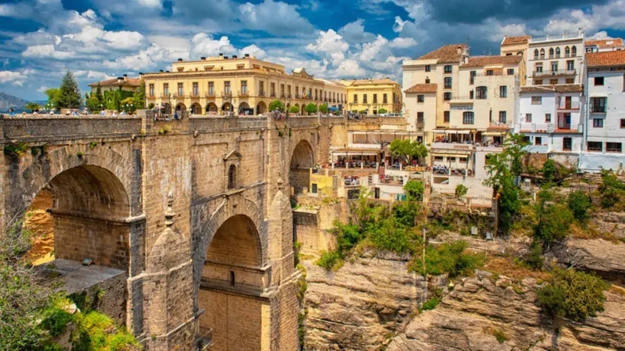 Ronda, Spanien: Eine beeindruckende Brücke überspannt eine tiefe Schlucht. Perfekt für reiseziele im November.